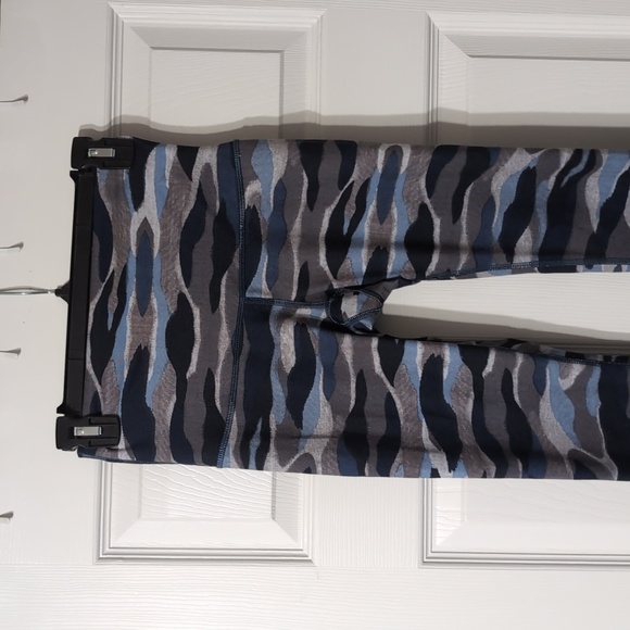 Lululemon Womens Blue Gray Camo Print Activewear - Size 4 - Picture 2 of 6